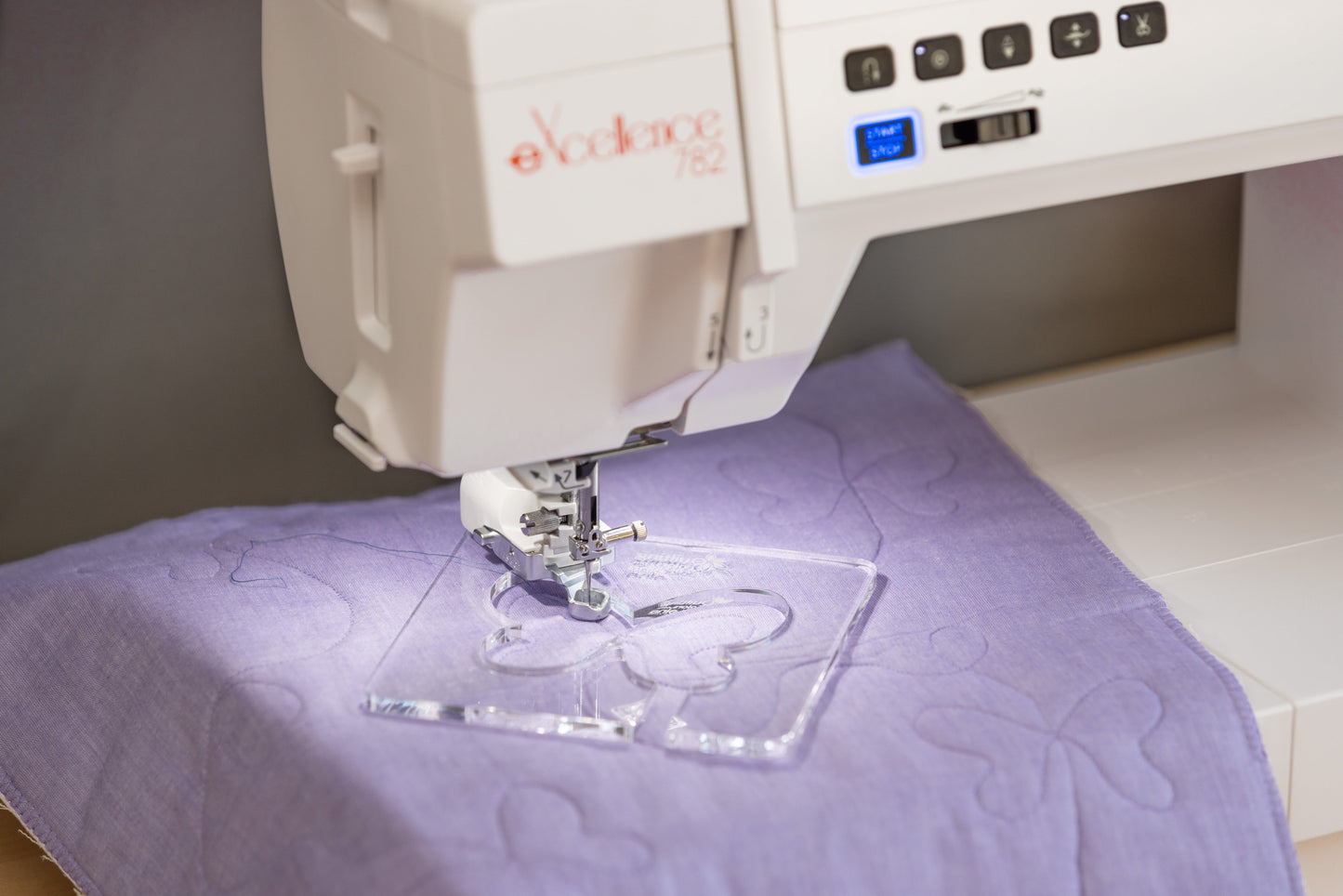 782 - eXcellence - Machine à coudre informatisée