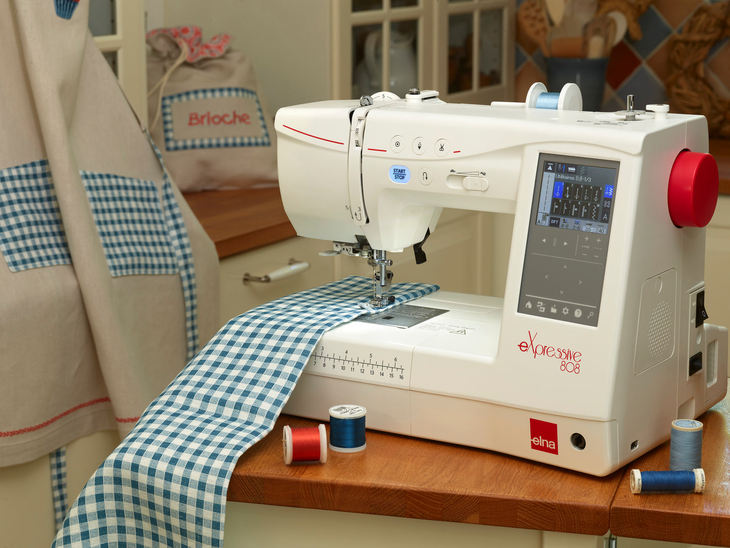 808 - eXpressive - Machine à coudre et à broder